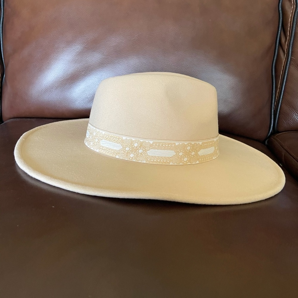 Wide brim hat